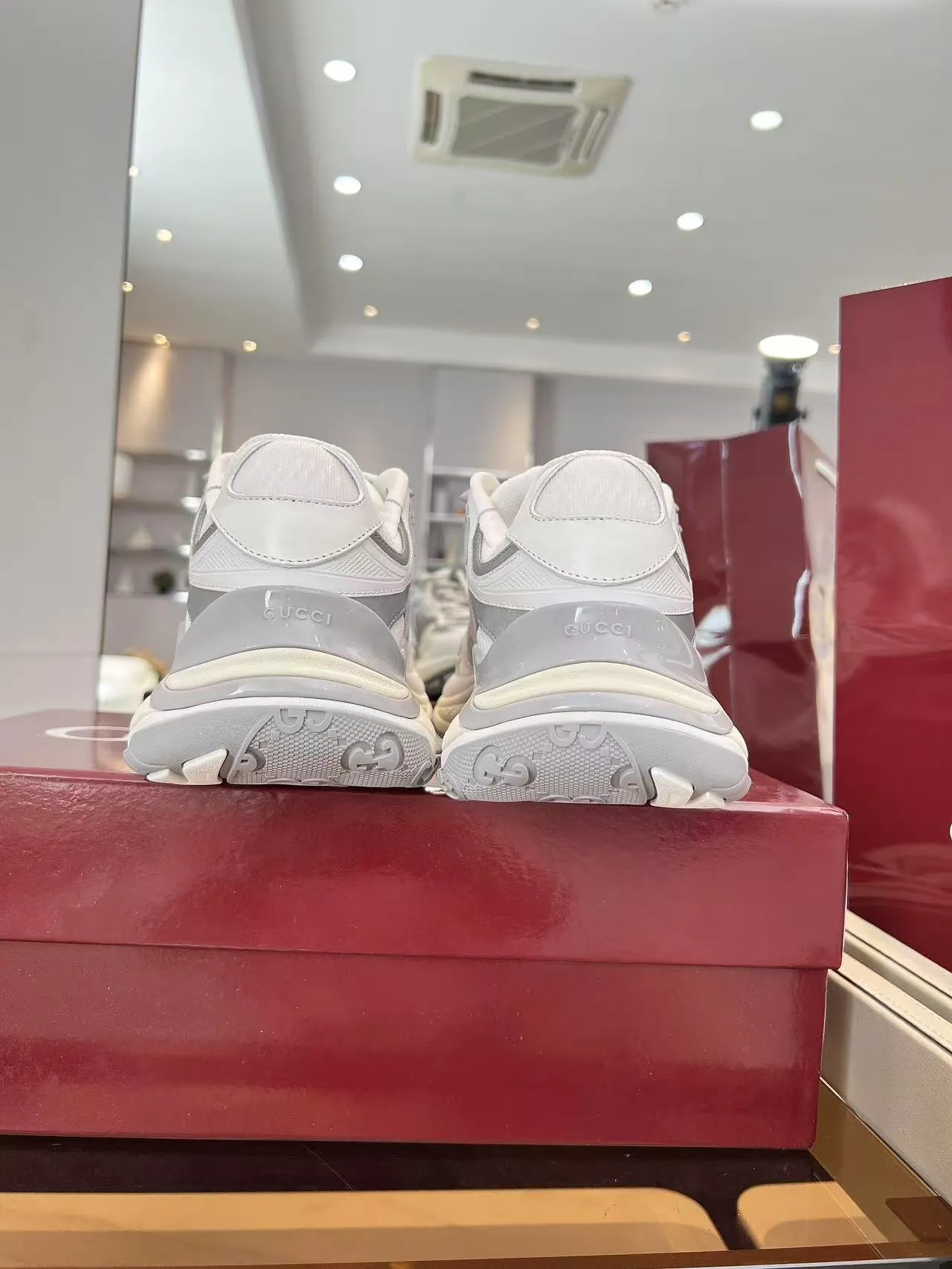 P900 Gucci 2.0 sneakers reinterpret the brand's iconic striped webbing elements. When retro genes collide with futuristic design, this new pair of Gucci shoes directly reaches the trend threshold 💥 ✔️Color combination of caron contrasting colors + classic stripes, GG reflective piping, good visual impact, and comes with a high-gloss filter when out on the street ✔️ The structure is made of multi-layer splicing of different materials, mesh is breathable, leather is shaped, and the outsole is combined with EVA rubber. It is fashionable and practical. ✔️ Details are made of double G midsole + iconic double G lock shoelaces. The retro DNA is crazy and restless, and every step is based on the trendy aesthetic. Size: 35-41 for women, 39-46 for men, (41.46 custom-made)
